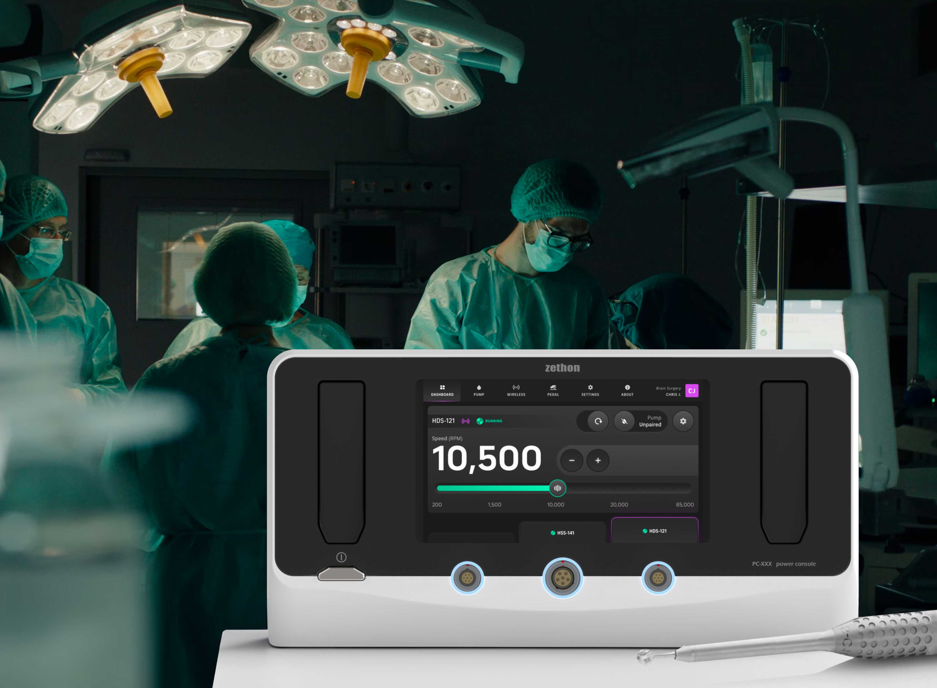 Medizinisches Gerät mit GUI-Design im Vordergrund, über einem dunklen Operationssaal im Hintergrund