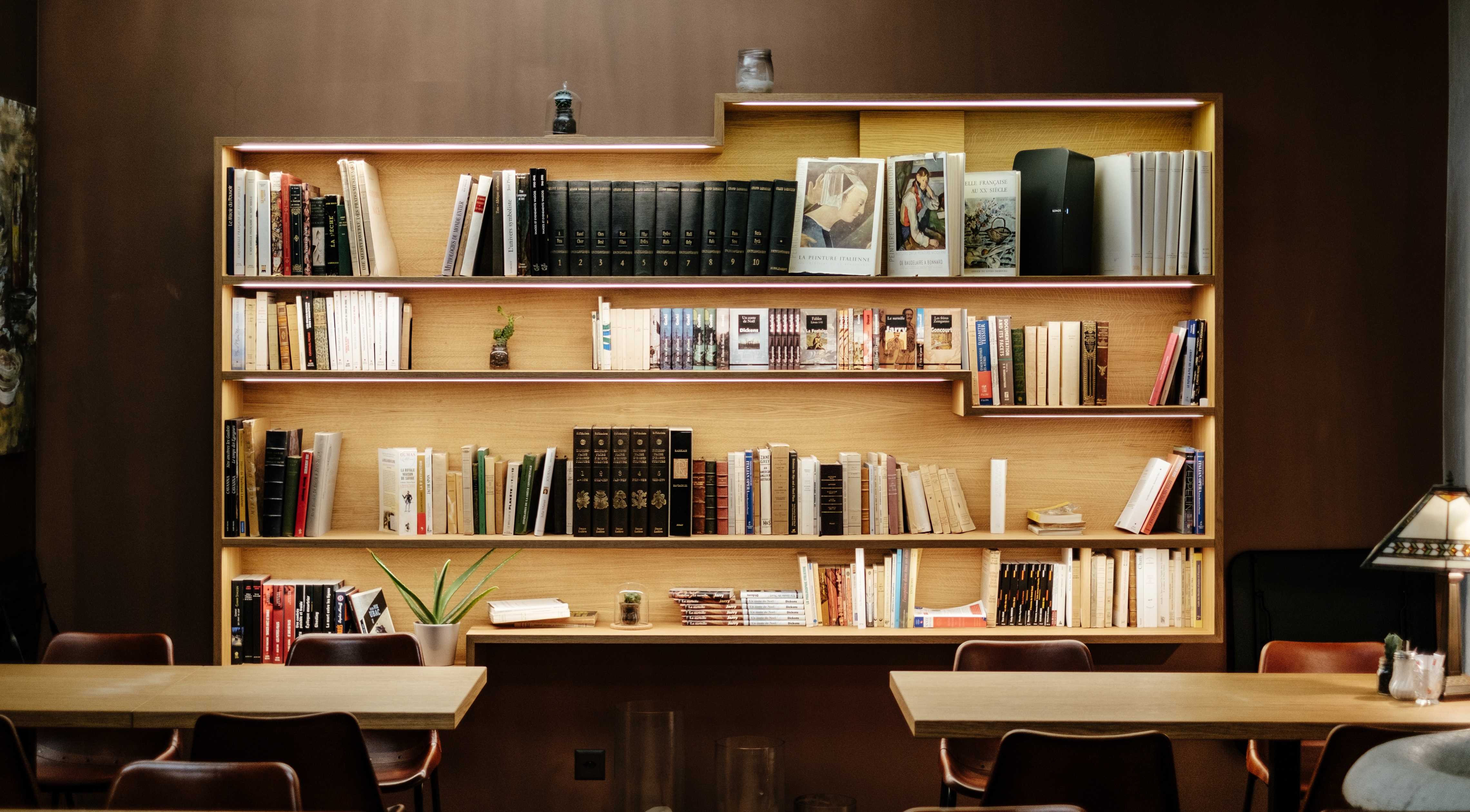 Bibliothek in Berlin mit Büchern über Design