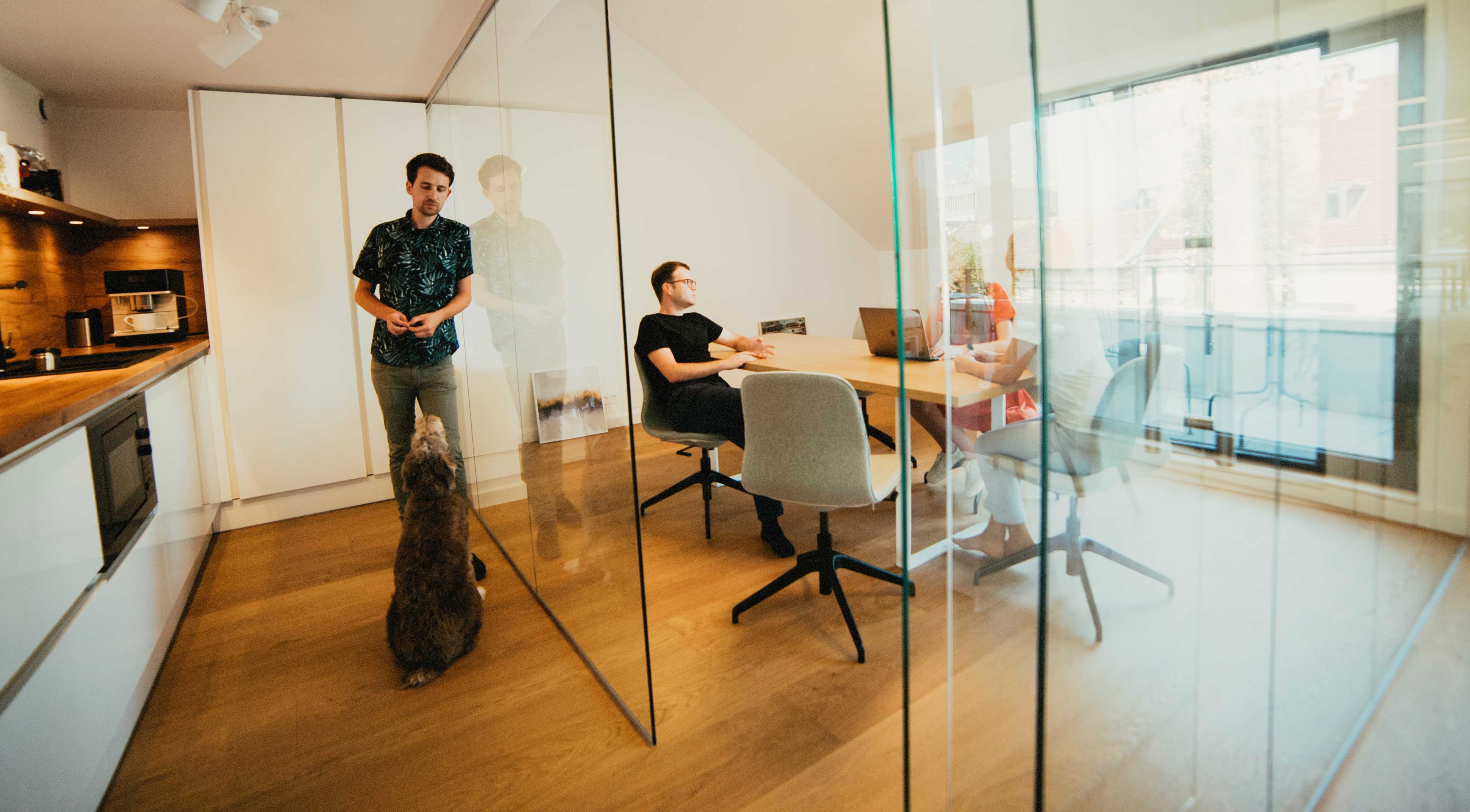 Perpektive im Design Büro mit Glaswänden, Küche und Designern