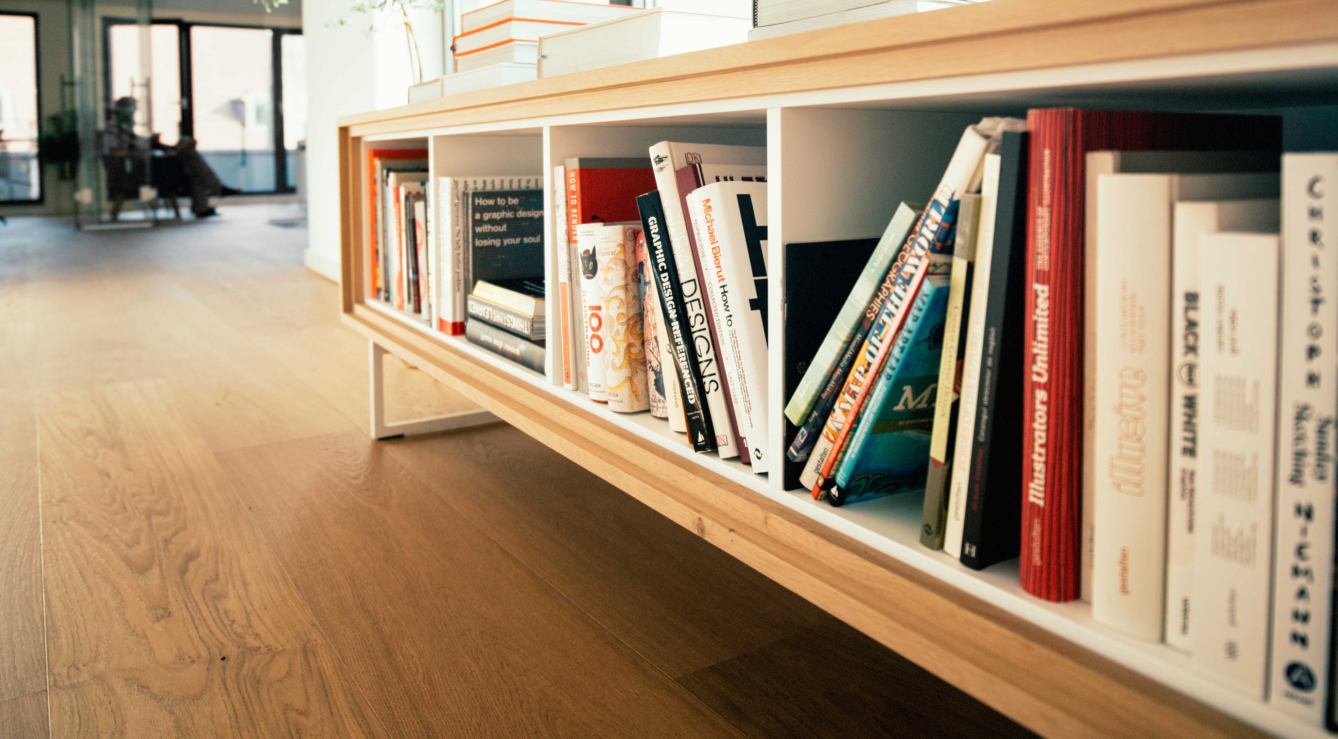 Regal mit Büchern zum Thema UX und UI Design