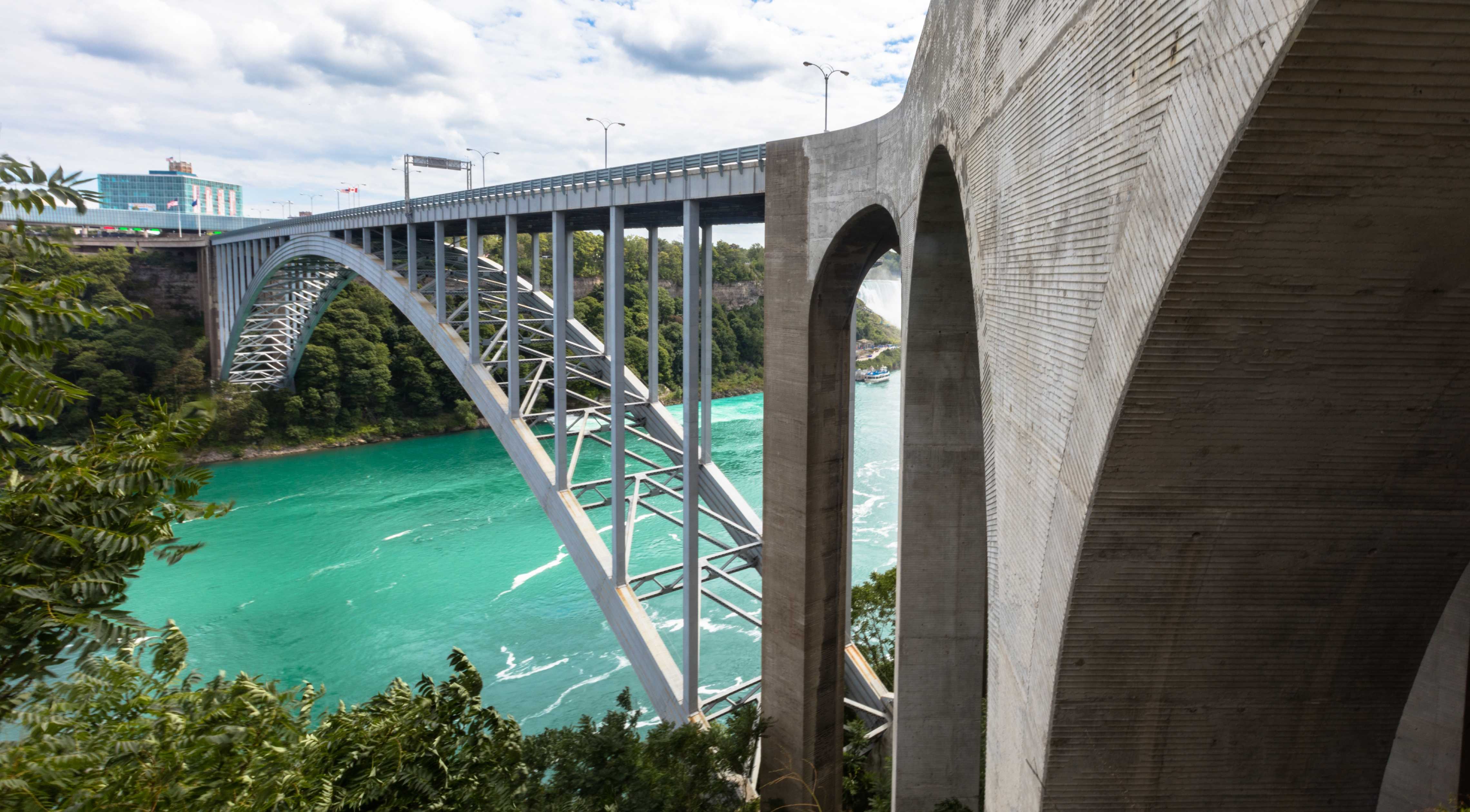 Brücke über Fluss in Deutschland als Zeichen für Institution als Kunde der Design Agentur