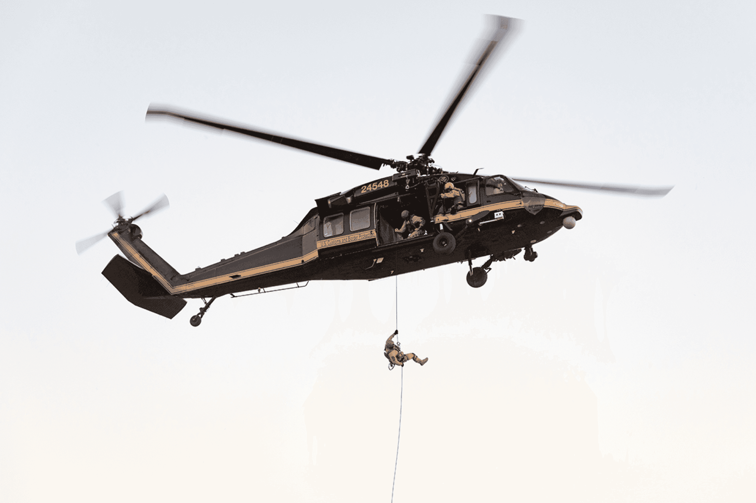 Mann springt aus Hubschrauber in Deutschland in Übung zur Grenzsicherung